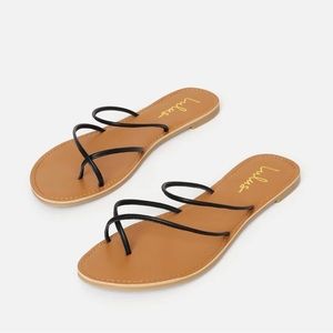 Lulu’s Krysti Black Toe-Loop Flat Sandals